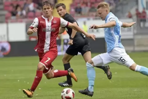 Mads Albaek (links) im Duell mit Benjamin Kindsvater von 1860 München. Foto: KUNZ