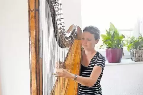 Aus der italienischen Manufaktur Salvi Harps stammt die Pedalharfe von Flora Babette Clade. Die Musikerin liebt den vollen, klar