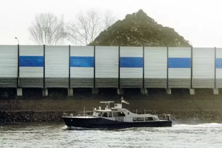 Die Lärmschutzwand vor den schrottverarbeitenden Unternehmen auf Mannheimer Seite. Nun will ein Recyclingbetrieb erweitern.