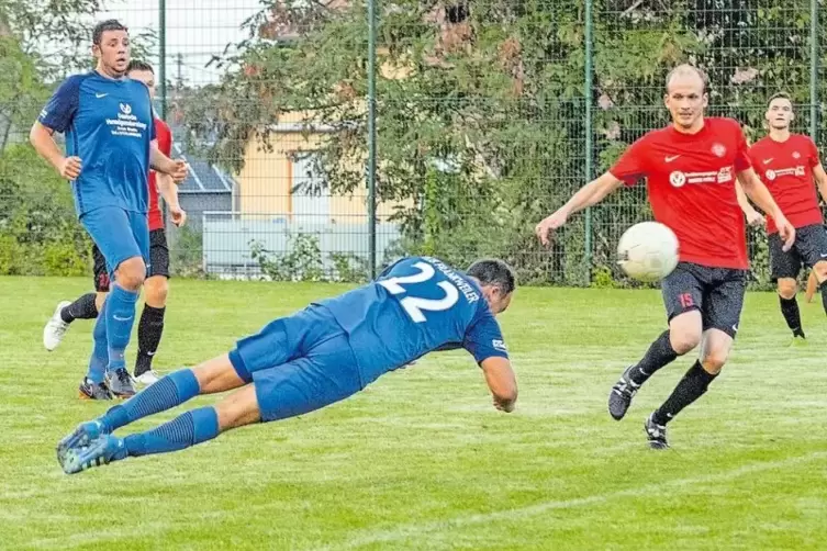 Tobias Schwartz köpft das 1:1 für Frankweiler.