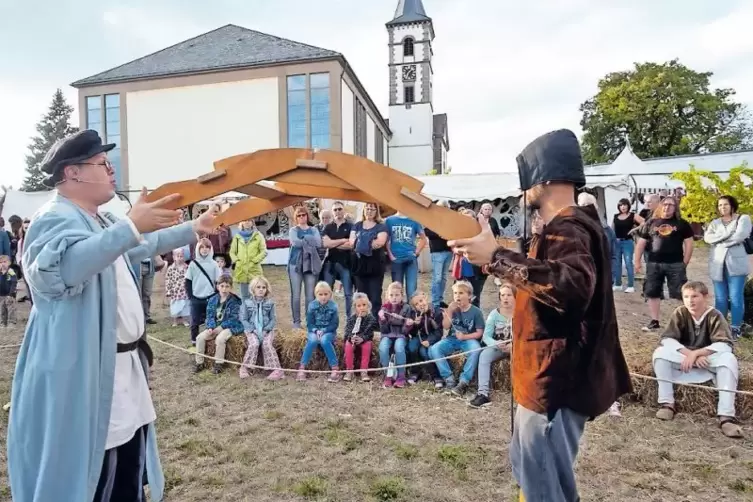 Severinus und sein Helfer Ludovico erklärten ihren Zuschauern Brücke und Rad von Leonardo da Vinci.