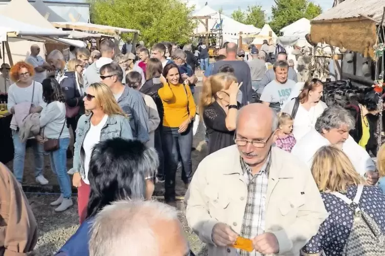 Proppenvoll war es beim mittelalterlichen Treiben rund um Kirche und Kulturhaus in Kübelberg.