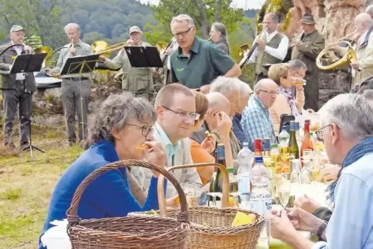 Picknick am Beilstein mit musikalischer Begleitung: Grünes Tafeln war angesagt, nachdem Oberbürgermeister Klaus Weichel (vorn re