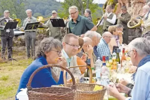 Picknick am Beilstein mit musikalischer Begleitung: Grünes Tafeln war angesagt, nachdem Oberbürgermeister Klaus Weichel (vorn re