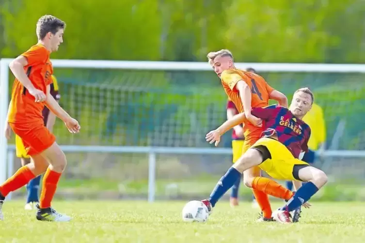 Hart am Mann: Der Speyerer Peter Hildebrandt (in Orange) wird vom Königsbacher Jan Weiler attackiert.