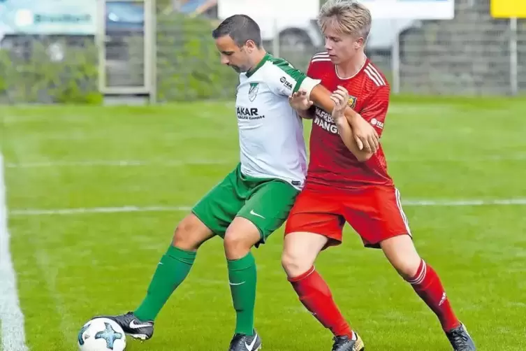 Pascal Diehl (links), hier im Zweikampf mit SC-Spieler Robin Wanger, schoss nach der Pause das 1:0.