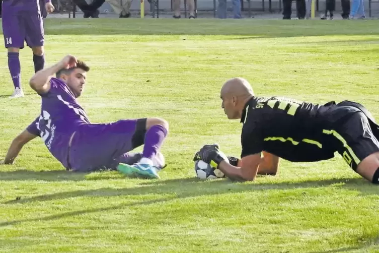 Rülzheims Innenverteidiger Andelo Srzentic kommt zu spät, Torwart Houssam Nezhari hat den Ball.