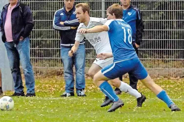 Zweikampf in Hochstadt zwischen Sebastian Werling und dem Hatzenbühler Josef Hoffmann.