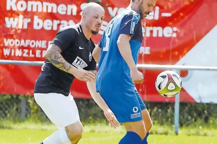 Ballfixiert: Timo Marek Tobaka (links) vom FC Ruppertsweiler und Torschütze Sandro Marinello vom SV Hochstellerhof.