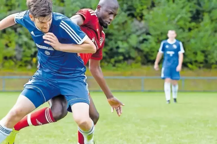 Zähes Ringen: Jan Rotermund (links) vom FV Kindsbach und Abdoulraim Sissoko vom FV Weilerbach.