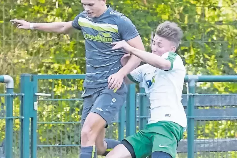 Rasant: Leander Edgar Gerhards (rechts) vom FC Phönix Otterbach grätscht gegen Fabian Schwehm von der TSG Trippstadt.