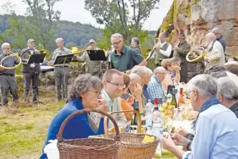 Picknick am Beilstein mit musikalischer Begleitung: Grünes Tafeln war angesagt, nachdem Oberbürgermeister Klaus Weichel (vorn re