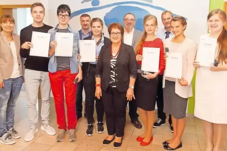 Bei der Übergabe der Zertifikate (von links): VHS-Leiterin Alexandra Matern, die Schüler Paul Rodionov, Oleksii Panasenko, Maria