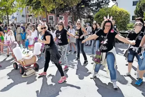 Verschiedene Tanzgruppen des Fasnachtsvereins Kiesbolle brachten Stimmung in den Heßheimer Kerweumzug.