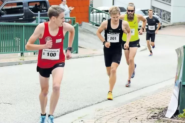 Ein Blick auf die Konkurrenz: Tim Könnel (rotes Shirt) wurde auf der Radstrecke zwar nur Vierter, lief dann aber auf Rang eins v