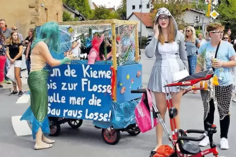 Als Meeresbewohner präsentierten sich Kinder und Personal des Wichtelkindergartens beim originellen Oberwiesener Kerweumzug.