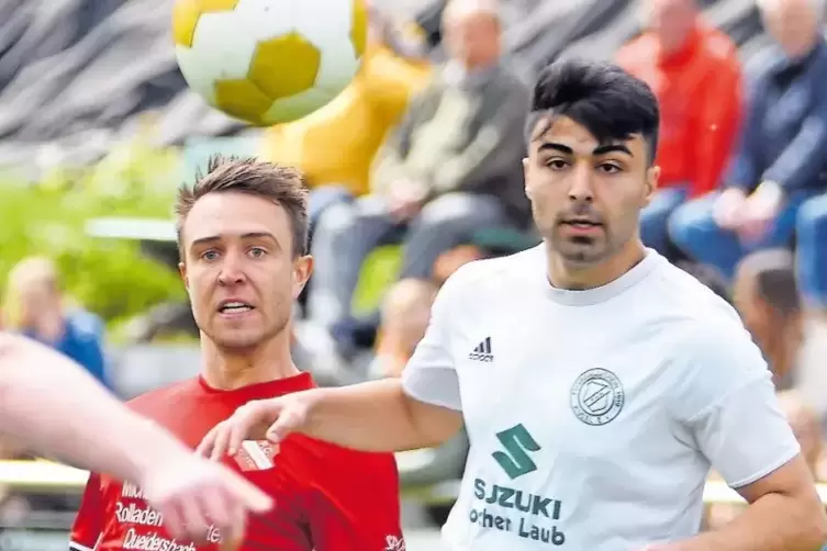 Neu beim VfR Hundheim-Offenbach: Coach Mario Gailing lobt die Arbeit des Spielertrainerkollegen Suren Hovsepyan (rechts, hier mi