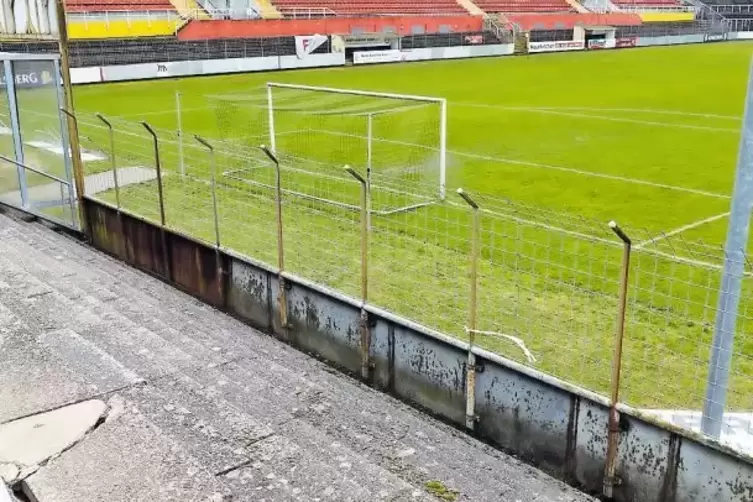 Betagt: Die Stadt würde ihr Ellenfeld-Stadion gerne sanieren lassen.