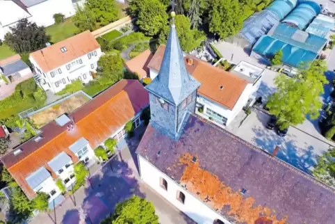 Dieses Bild zeigt, wie kaputt das Dach der protestantischen Kirche ist und wie hoch der Handlungsbedarf.