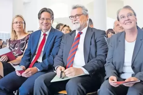 Bei der Feier gestern im Zweibrücker Schloss: Sabine Graßhoff, Generalstaatsanwalt Martin Graßhoff, Justizminister Herbert Merti