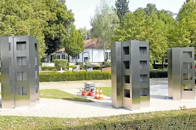 Drei Kreuzstelen sind in der vergangenen Woche auf dem Kirchheimbolander Friedhof errichtet worden. Hier ein Bild noch vor der M