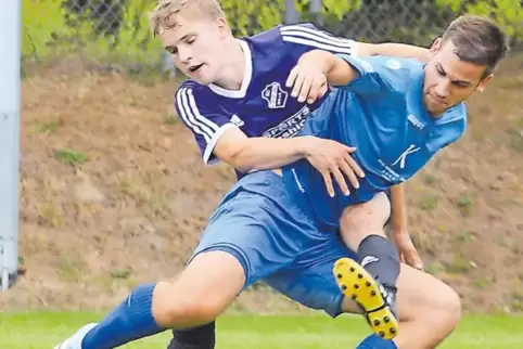 Busenbergs Luca Weis (hinten) und der Winzeler Marcel Baumann ringen um den Ball.