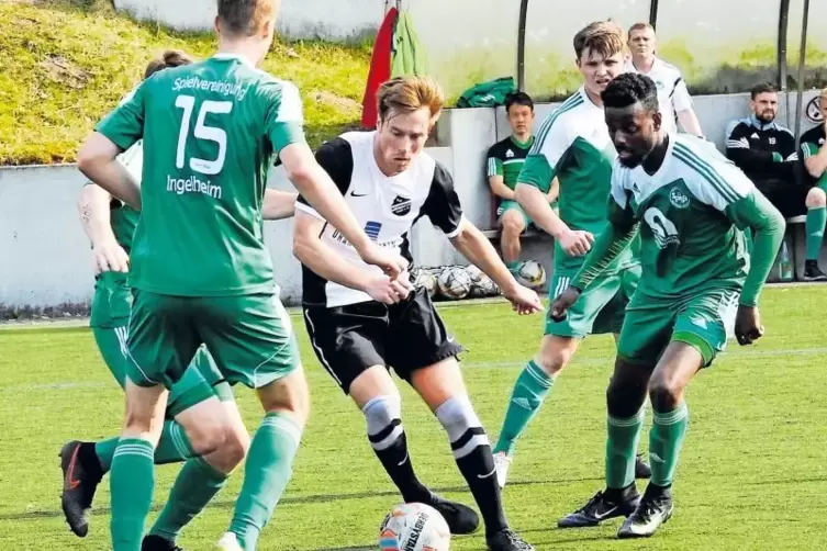 Henrik Weisenborn (weißes Trikot) verkürzte gestern per Strafstoß auf 1:3 für die Altleininger.