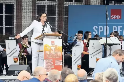 SPD-Bundesvorsitzende Andrea Nahles warnt in Pirmasens vor dem „rechten Mob“.