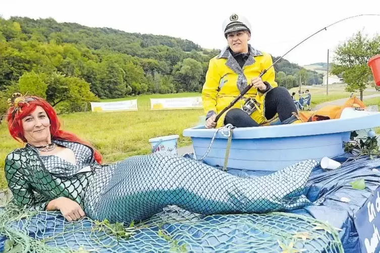 Fischerin Marie Wahrner war auf dem Boot des Pfeife rauchenden Kapitäns Paul Rhein beschäftigt, die ins Netz gegangene Meerjungf