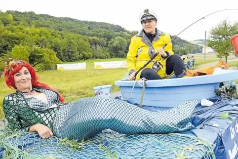 Fischerin Marie Wahrner war auf dem Boot des Pfeife rauchenden Kapitäns Paul Rhein beschäftigt, die ins Netz gegangene Meerjungf