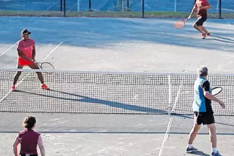 Marlyn Meisinger/Stefan Meisinger (oben) setzten sich im Halbfinale gegen die Miesenbacher Lukas und Aline Christoffel durch.