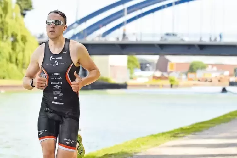 „Bei einem Wettkampf ist es die Atmosphäre, die mich fasziniert“, sagt Lukas Tschoepke, hier beim Triathlon in Münster.