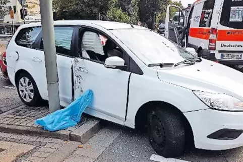 Das Fahrzeug wurde am Heck gerammt und gegen eine Ampel geschoben.