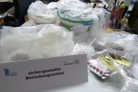 Die Polizei schätzt den Straßenverkaufswert der sichergestellten Betäubungsmittel auf insgesamt ca. 50.000 Euro. Symbolfoto: dpa