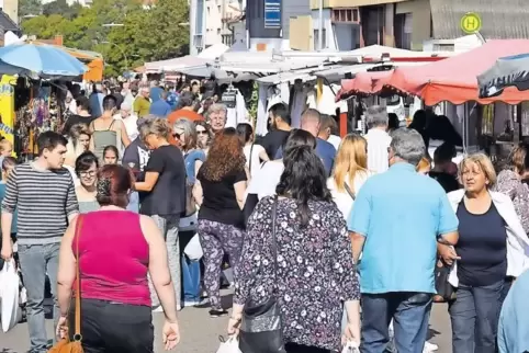 Mit Tüten beladen drängten sich gestern Nachmittag die Kunden auf dem Krämermarkt am Messplatz.