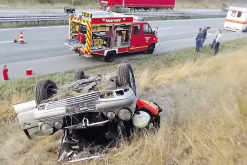 Der Wagen eines 24-Jährigen, der von einem Kleinlaster geschnitten worden war, landete auf dem Dach.