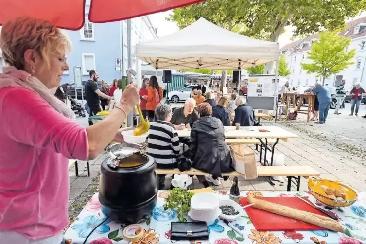 Gestern beim Marktfrühstück sehr gefragt: Kürbissuppe, die Karola Reisinger vom Caritas-Förderzentrum schöpfte.