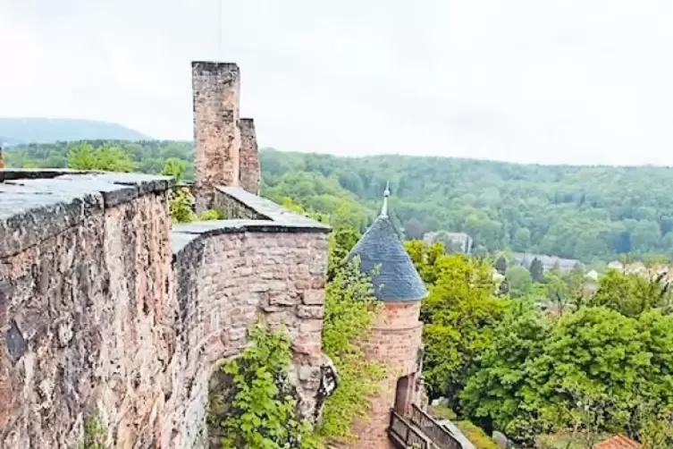 Alte Steine: die Burg Nanstein oberhalb von Landstuhl.