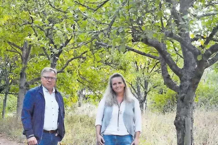 Bürgermeister Bernd Findt und Kita-Leiterin Claudia Amodeo auf dem privaten Gelände für die neue Gruppe.