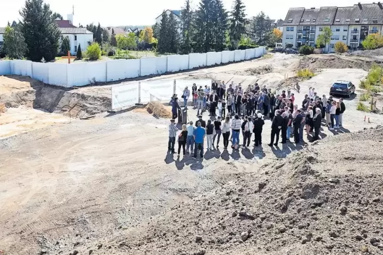 Blick vom Hügel: Spatenstich-Feierstunde vor ersten Baugruben.