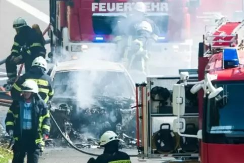 Beim Eintreffen der Feuerwehr brannte das Auto schon lichertloh. Auch die Böschung hatte Feuer gefangen. Foto: M. Hoffmann