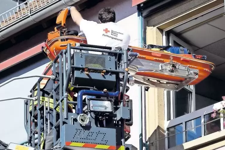 Rettung eines Herzpatienten aus dem obersten Stockwerk.