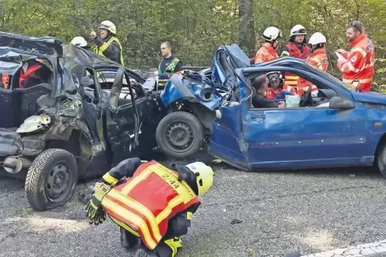 Den Rettungskräften bietet sich ein chaotisches Bild.