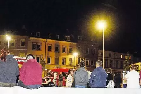 Geduld bewahren und abwarten: Anwohner und Einsatzkräfte am Samstagabend zwischen „Lichtblick“ und Lidl-Einkaufsmarkt.