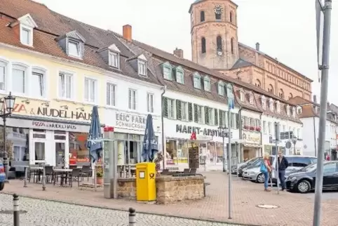 Vor der Gaststätte „Nudelhaus“ – dort wo heute noch eine steinerne Blumeninsel, ein gelber Briefkasten und eine Telefonsäule ste