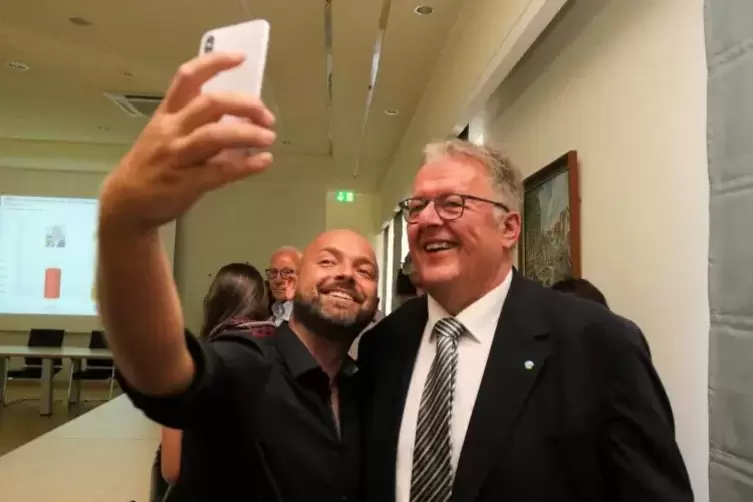 Ein Selfi e mit dem alten und neuen Bürgermeister der VG Eisenberg Bernd Frey (rechts.) Foto: Benndorf 