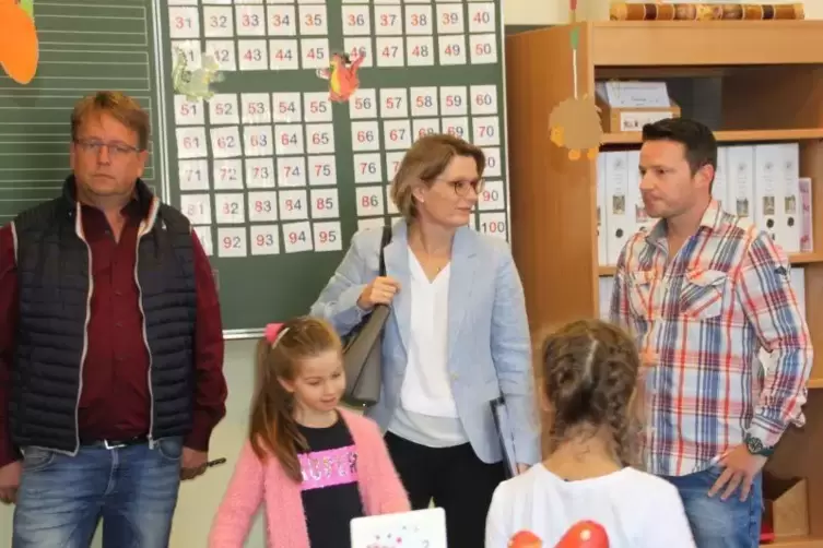  Bildungsministerin Stefanie Hubig besucht die Pestalozzi-Grundschule in Eisenberg. Das Bild zeigt außerdem Schulleiter Markus F