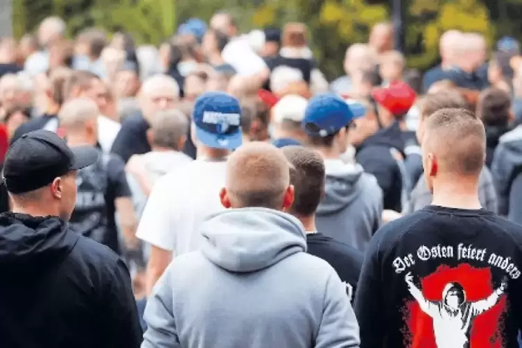 An der Demonstration in Köthen nahmen auch Rechtsextreme und Hooligans teil.