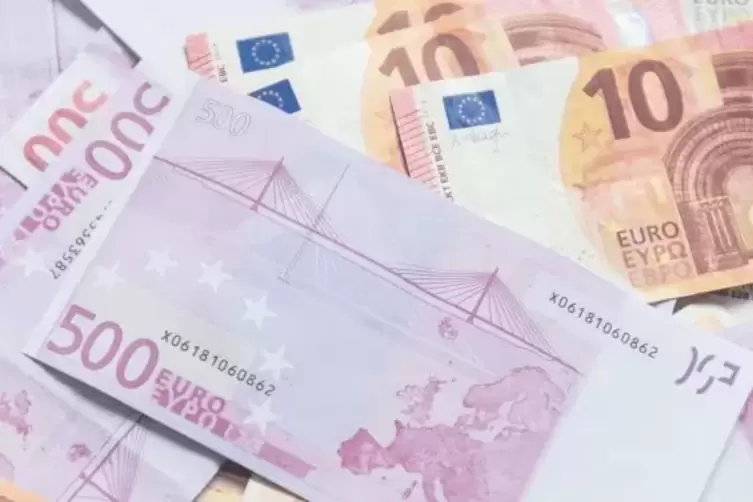 Money, money, money ... Sinkende Einnahmen wegen der Niedrigzinspolitik hin und Suche nach neuen Geschäftsfeldern her, Geldgesch