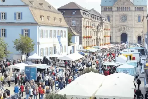 Buntes Bild in der Maximilianstraße in Speyer: Beschicker und Besucher beim beliebten Bauernmarkt.